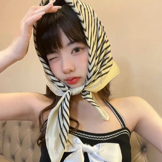 她自林中来